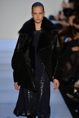 Max Azria tarafından Herve Leger modeli