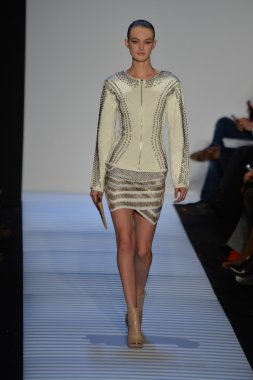 Max Azria tarafından Herve Leger modeli