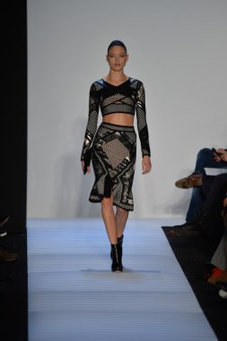 Max Azria tarafından Herve Leger modeli