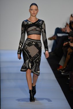 Max Azria tarafından Herve Leger modeli