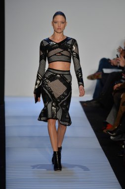 Max Azria tarafından Herve Leger modeli