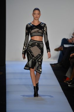Max Azria tarafından Herve Leger modeli