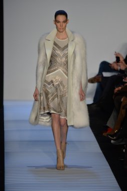 Max Azria tarafından Herve Leger modeli