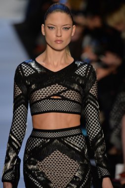 Max Azria tarafından Herve Leger modeli