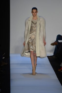 Max Azria tarafından Herve Leger modeli