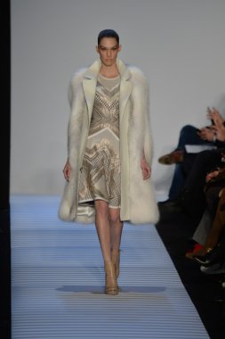 Max Azria tarafından Herve Leger modeli