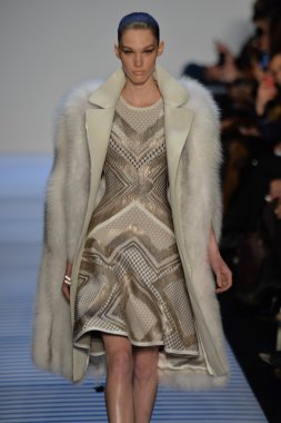 Max Azria tarafından Herve Leger modeli