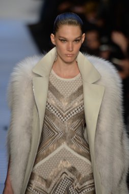Max Azria tarafından Herve Leger modeli