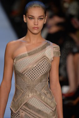 Max Azria tarafından Herve Leger modeli