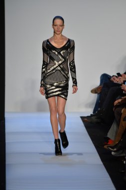 Max Azria tarafından Herve Leger modeli