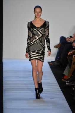 Max Azria tarafından Herve Leger modeli
