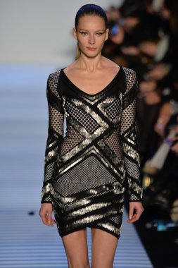 Max Azria tarafından Herve Leger modeli