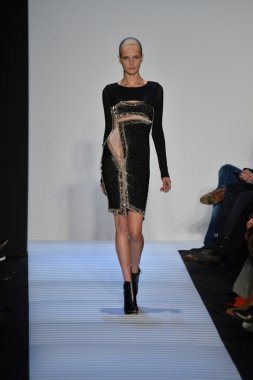Max Azria tarafından Herve Leger modeli