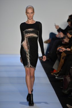 Max Azria tarafından Herve Leger modeli