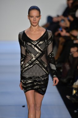 Max Azria tarafından Herve Leger modeli