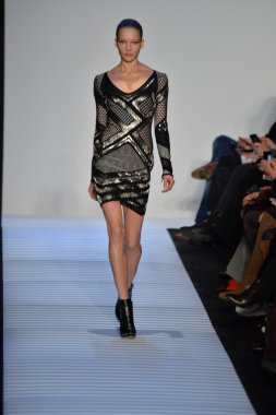 Max Azria tarafından Herve Leger modeli