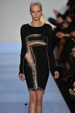 Max Azria tarafından Herve Leger modeli