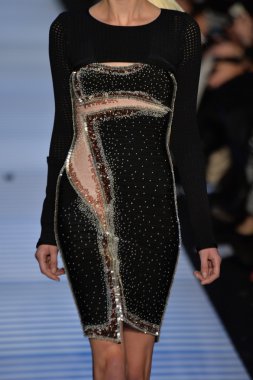 Max Azria tarafından Herve Leger modeli