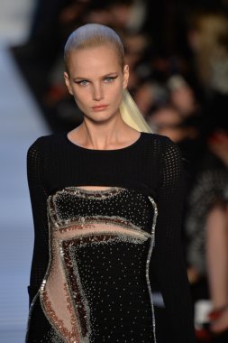 Max Azria tarafından Herve Leger modeli