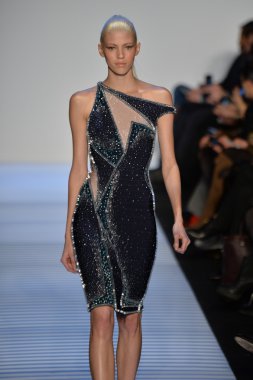 Max Azria tarafından Herve Leger modeli