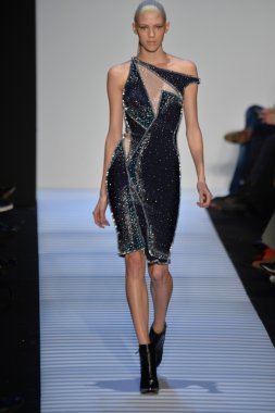 Max Azria tarafından Herve Leger modeli