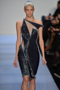 Max Azria tarafından Herve Leger modeli