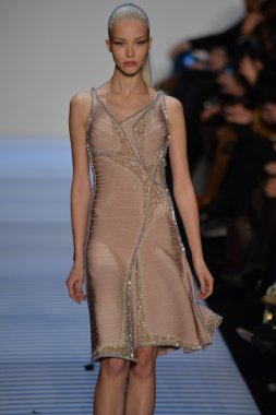 Max Azria tarafından Herve Leger modeli