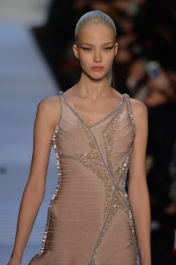 Max Azria tarafından Herve Leger modeli
