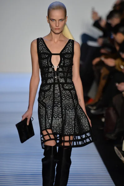 Model op herve leger door max azria — Stockfoto