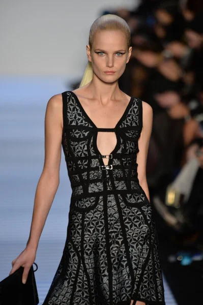 Model bei herve leger von max azria — Stockfoto