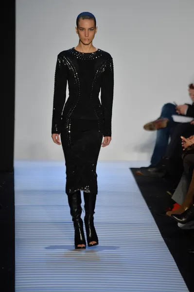 Modelo en Herve Leger Por Max Azria — Foto de Stock