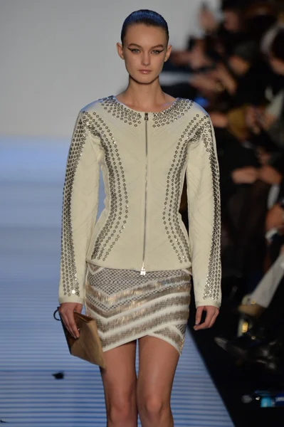 Modelo em Herve Leger por Max Azria — Fotografia de Stock