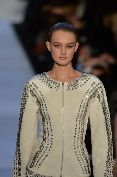 Model bei herve leger von max azria — Stockfoto