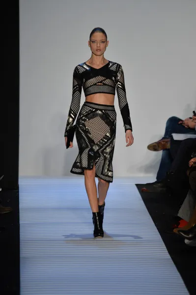 Modelo en Herve Leger Por Max Azria — Foto de Stock