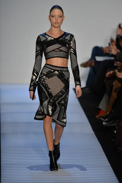 Modelo en Herve Leger Por Max Azria — Foto de Stock