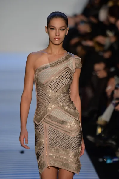 Model v herve leger o max azria — Stock fotografie