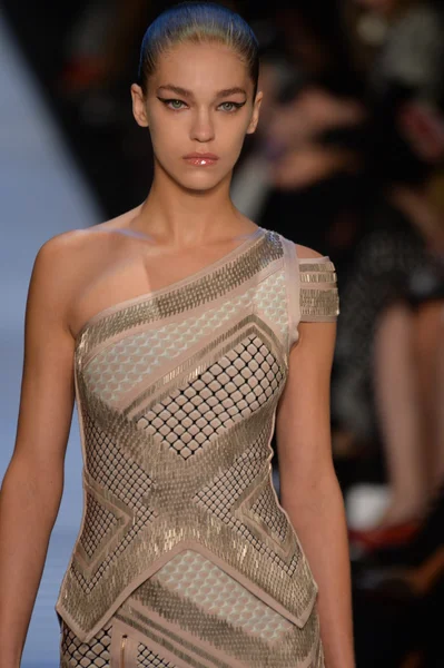 Model bei herve leger von max azria — Stockfoto