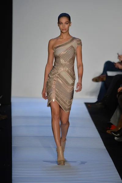 Modelo em Herve Leger por Max Azria — Fotografia de Stock