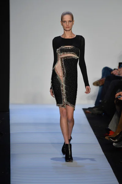 Model at Herve Leger By Max Azria — Stock Photo, Image