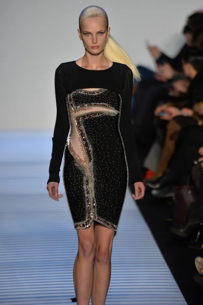 Modelo em Herve Leger por Max Azria — Fotografia de Stock