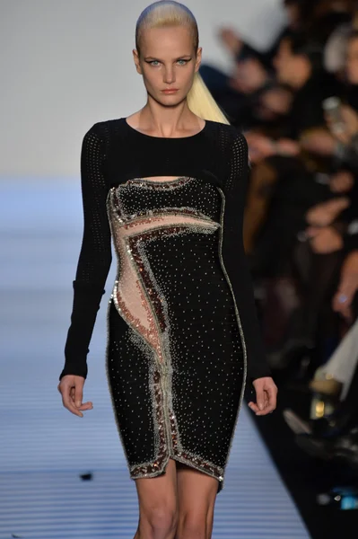 Model op herve leger door max azria — Stockfoto