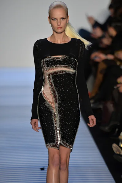 Modelu w herve leger przez max azria — Zdjęcie stockowe