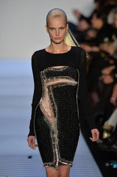 Model op herve leger door max azria — Stockfoto