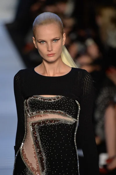 Model bei herve leger von max azria — Stockfoto