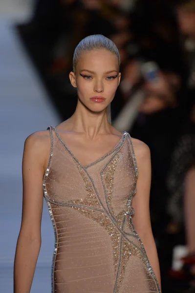 Modelu w herve leger przez max azria — Zdjęcie stockowe