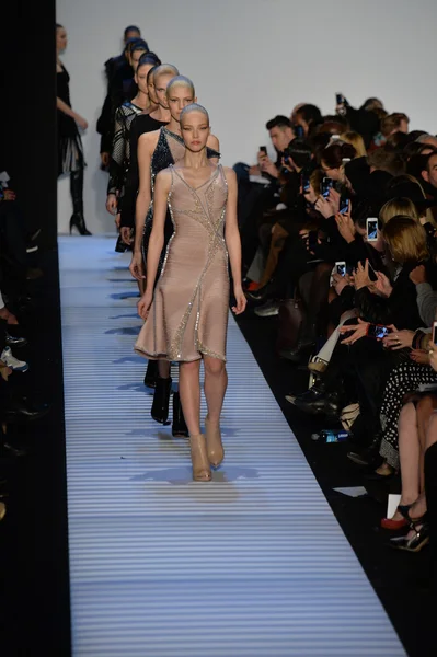 Modele w herve leger przez max azria — Zdjęcie stockowe