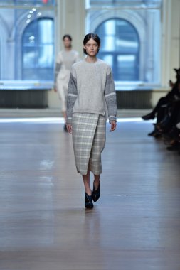 yigal azrouel Defile sırasında modeli