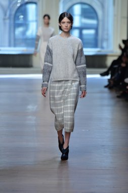 yigal azrouel Defile sırasında modeli