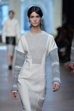 yigal azrouel Defile sırasında modeli