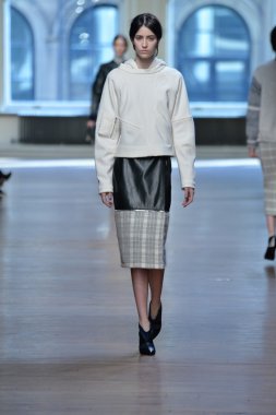 yigal azrouel Defile sırasında modeli